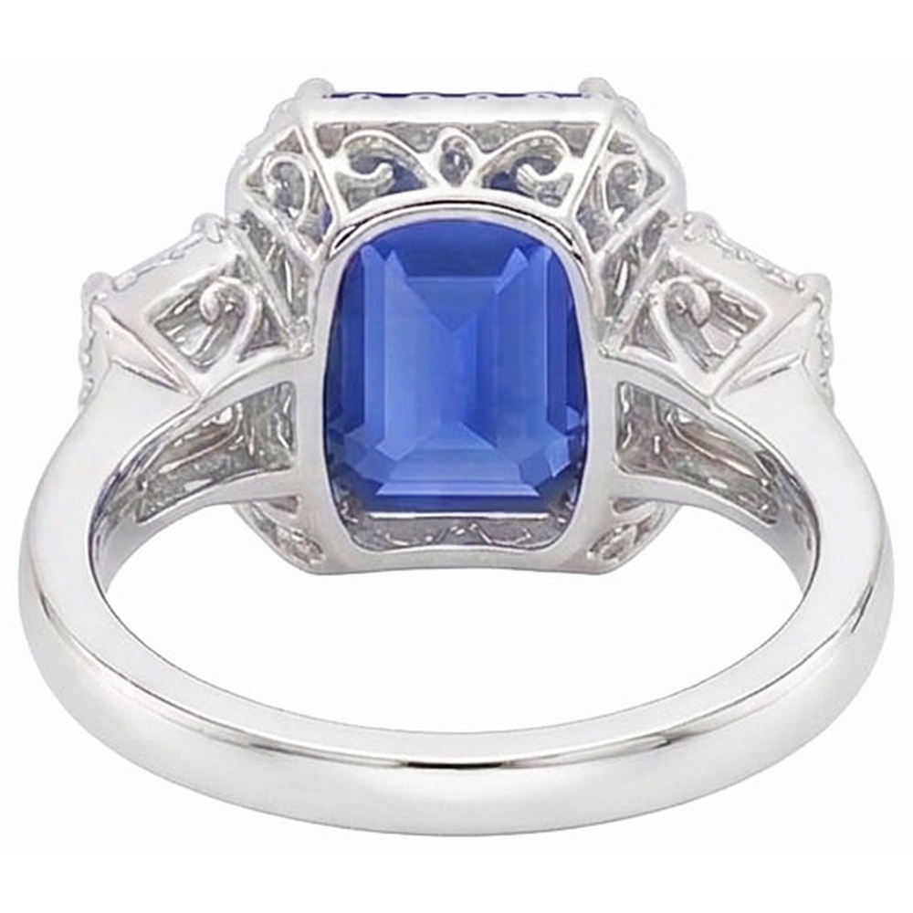 Anello Halo trapezoidale con zaffiro blu intenso da 4 carati e accenti di diamanti rotondi
