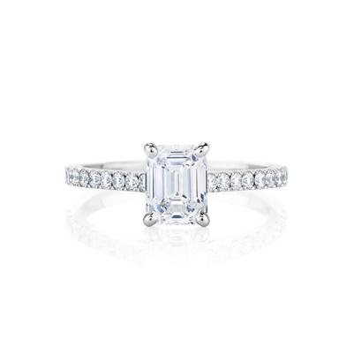 Anello In Oro Bianco Con Smeraldo E Genuino Diamanti A Taglio Rotondo Da 3,25 Ct Con Accenti