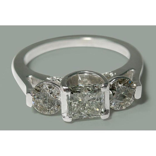 Anello In Oro Bianco Con Tre Pietre Stile Principessa E Naturale Diamante Rotondo Da 1.95 Carati