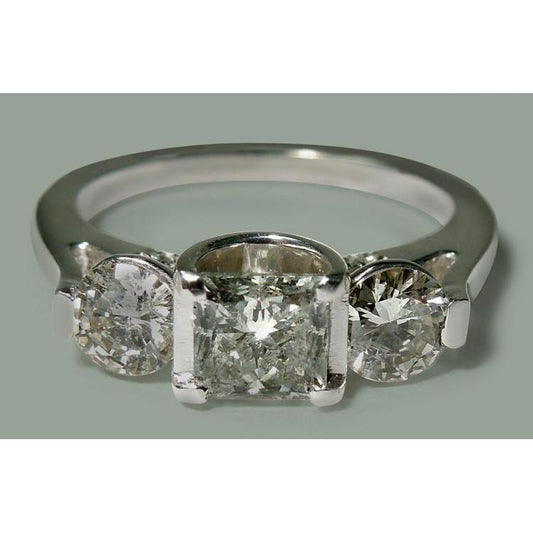 Anello In Oro Bianco Con Tre Pietre Stile Principessa E Naturale Diamante Rotondo Da 1.95 Carati