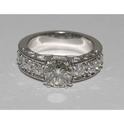 Anello Solitario In Oro Bianco Con Vero Diamante Tondo Da 2.40 Carati Con Accenti