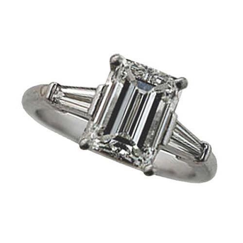 Anello A Tre Pietre Con Naturale Diamante Taglio Smeraldo Da 2.35 Carati. Oro Bianco 14K