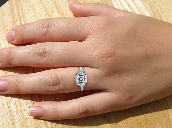 Anello Dell'Anniversario Asscher E Naturale Diamante Trapezoidale 5,50 Ct Artiglio D'Aquila 3 Pietre