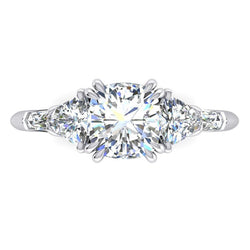 Anello Di Fidanzamento Con Naturale Diamante A Cuscino. 3 Carati. Taglio Trilioni. Oro Bianco 14K