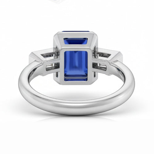 Anello con zaffiro smeraldo e diamante da 1,75 carati incastonato di tre pietre a mezza lunetta