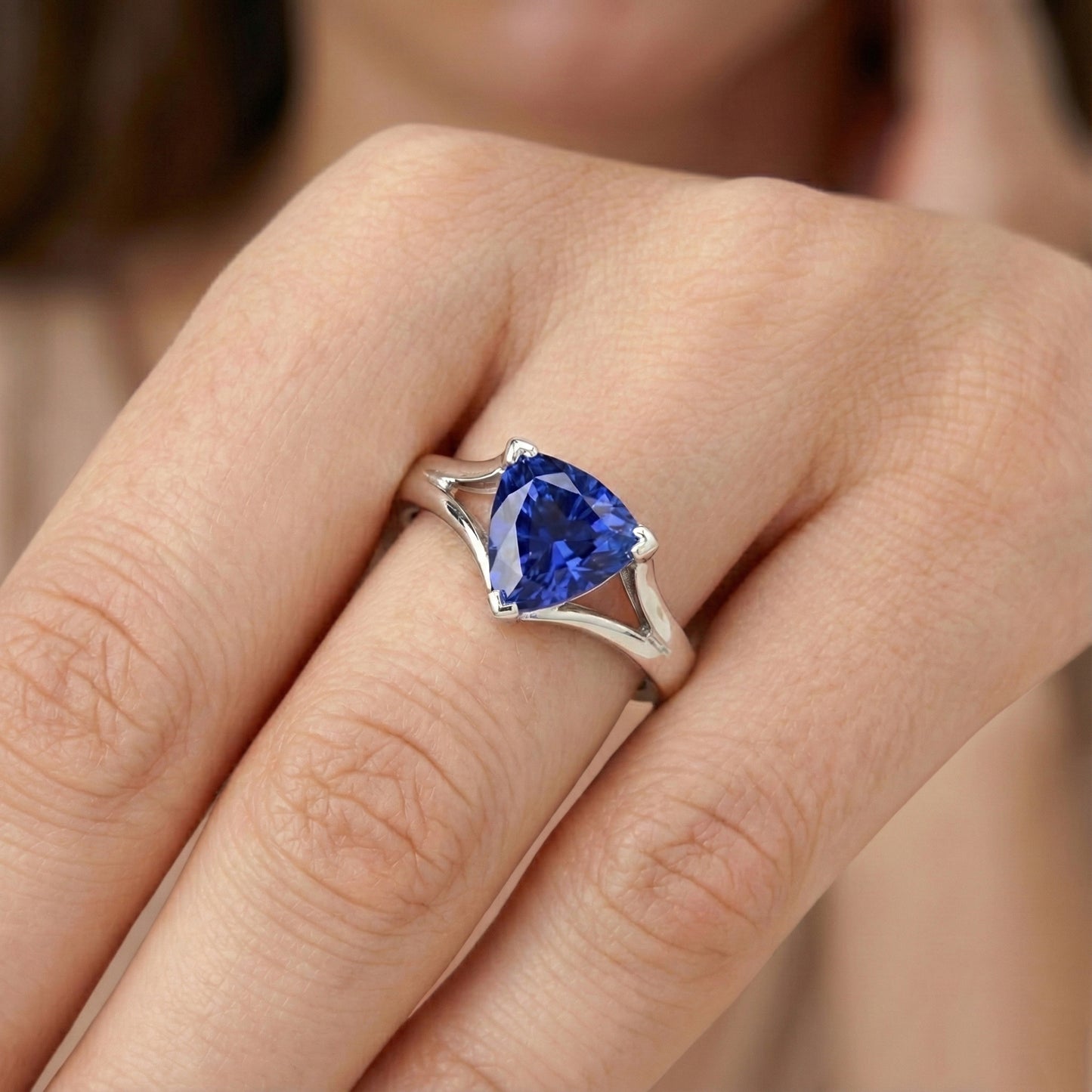 Anello solitario con 1,50 carati trilioni di zaffiri con gambo diviso a V in oro bianco 14K