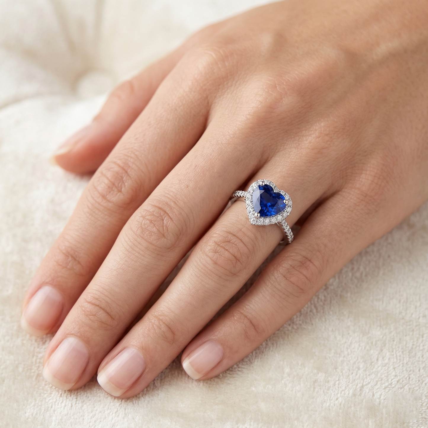 Anello a cuore con zaffiro di Ceylon 4 carati e diamanti tondi in oro bianco 14K