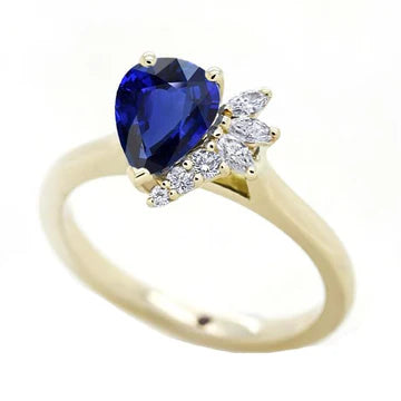 Anello con 2,50 carati di pietra preziosa zaffiro blu tondo e accenti marquise in oro bianco 14K