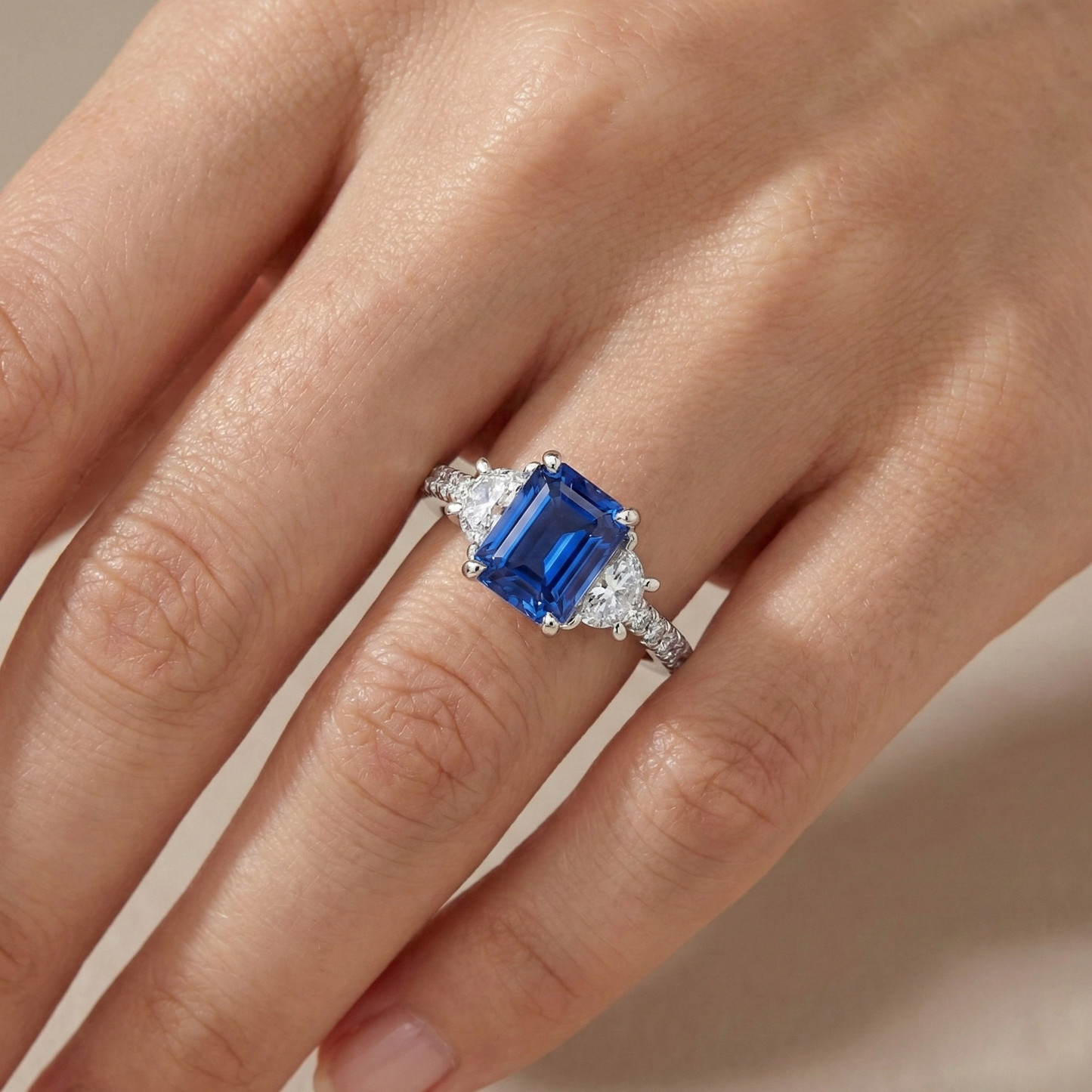 Anello con 3 carati Zaffiro blu e diamanti con accenti di 3 pietre a mezzaluna