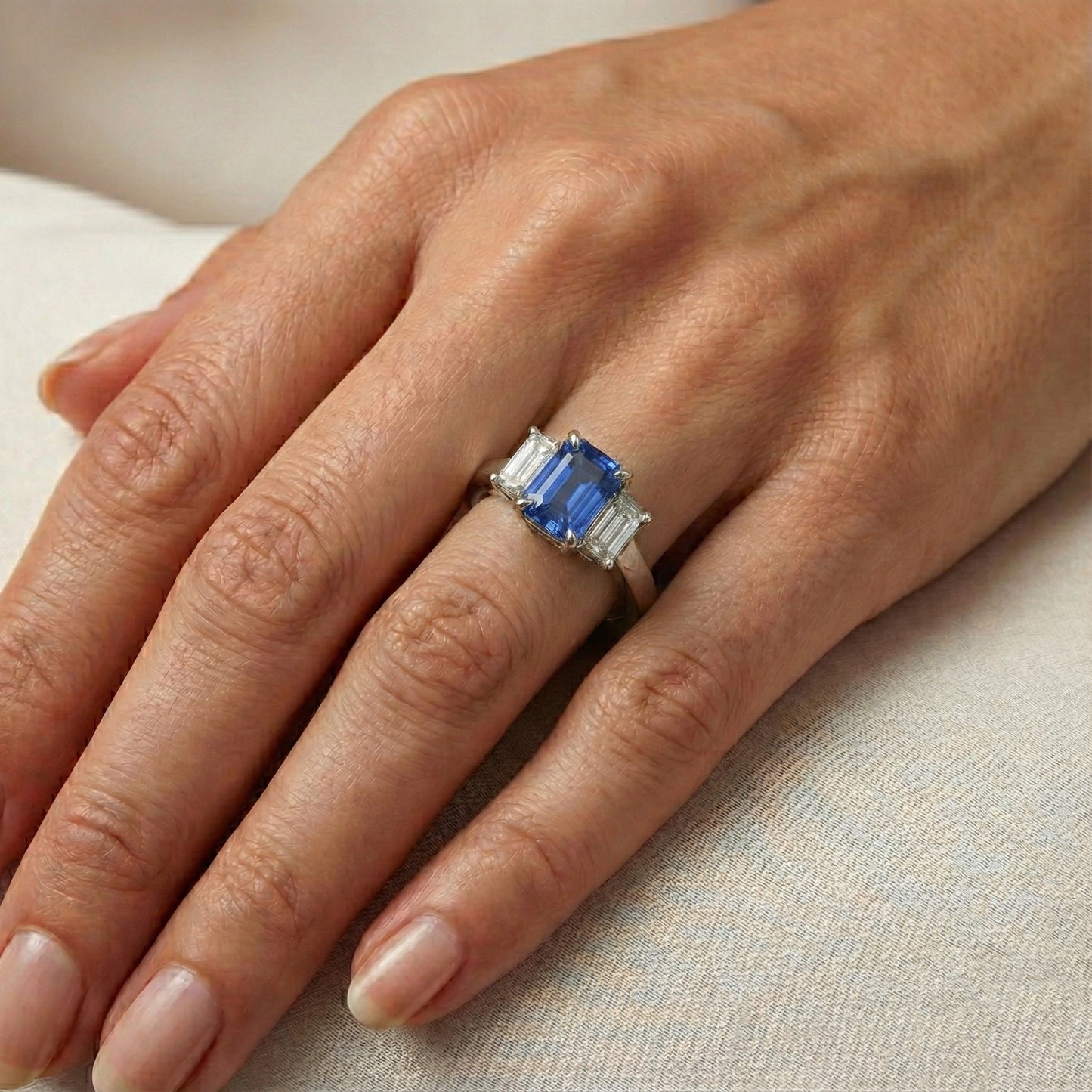 Anello con 3 carati Zaffiro blu smeraldo tre pietre gioielli in oro bianco 14K