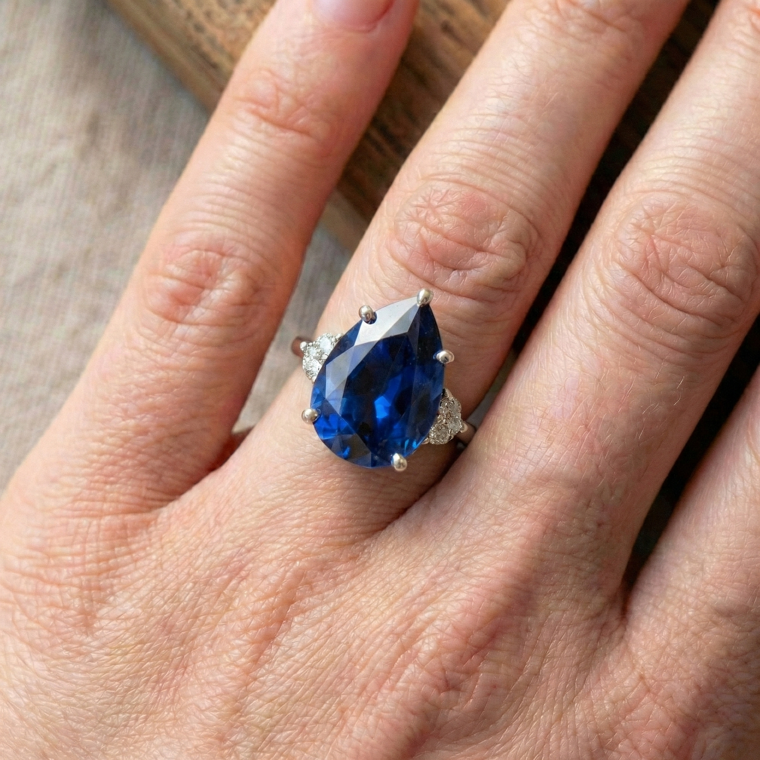 vero pear diamante 6.75carati anello con accenti diamanti