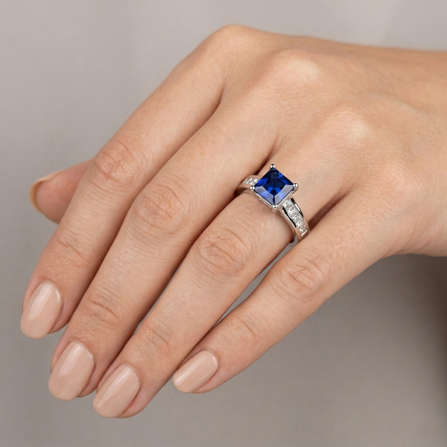 Anello con Zaffiro Princess Cut