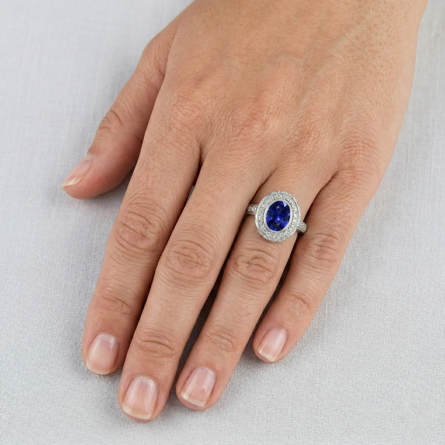 Anello con castone Halo Ceylon con zaffiro e diamanti da 3,40 ct Set