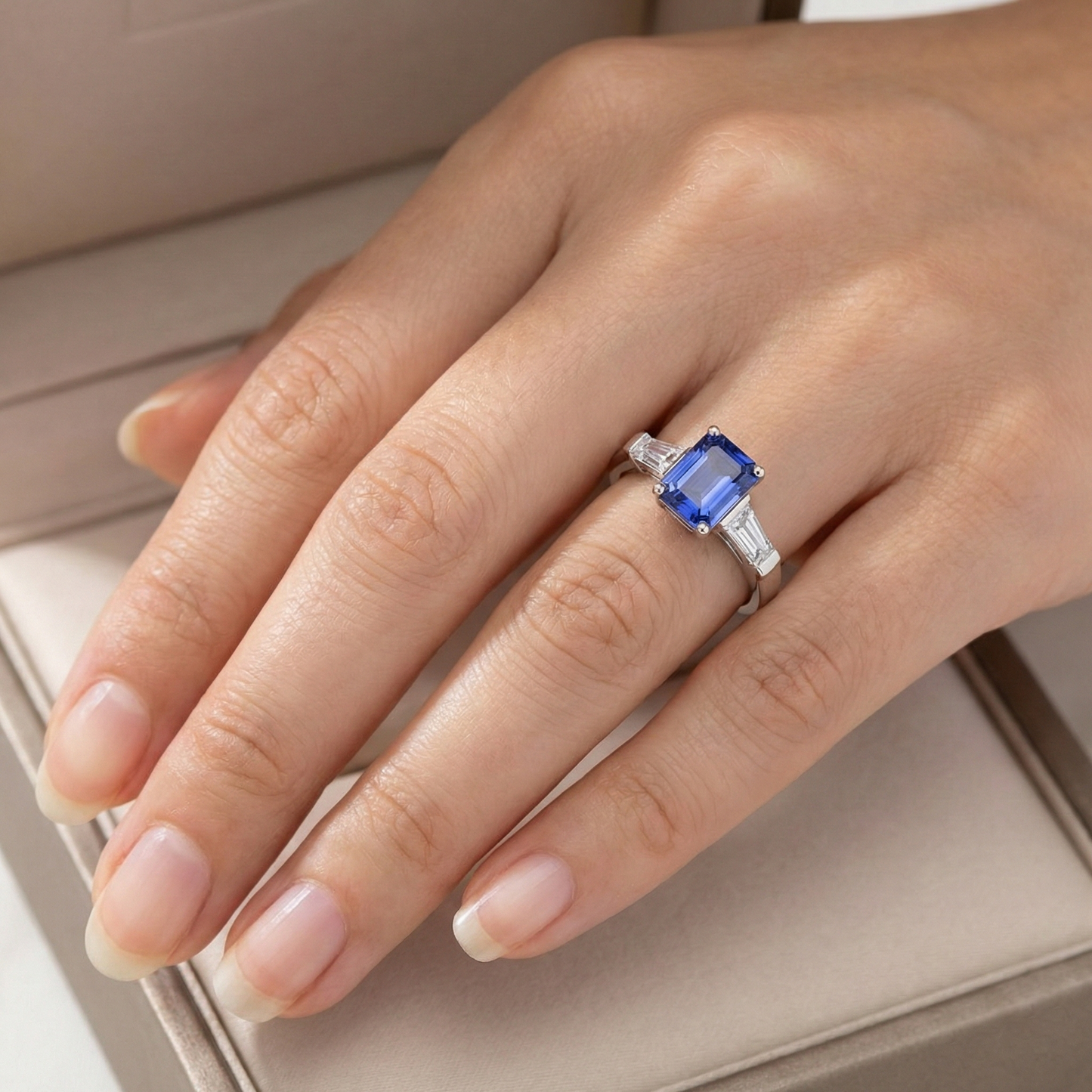 Anello con diamanti blu zaffiro taglio smeraldo 1,75 carati 3 pietre baguette in oro bianco 14k