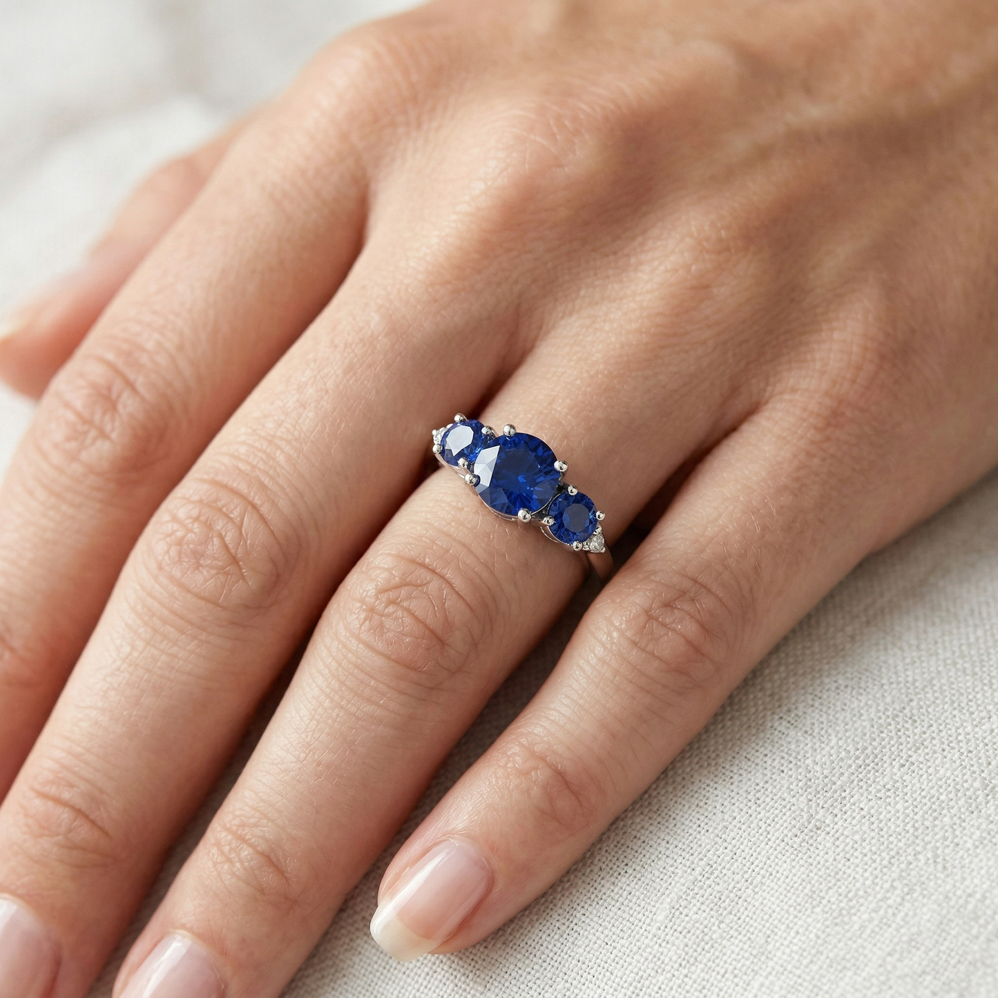 Anello con diamanti rotondi con zaffiro di Ceylon da 2,75 ct Oro bianco 14K