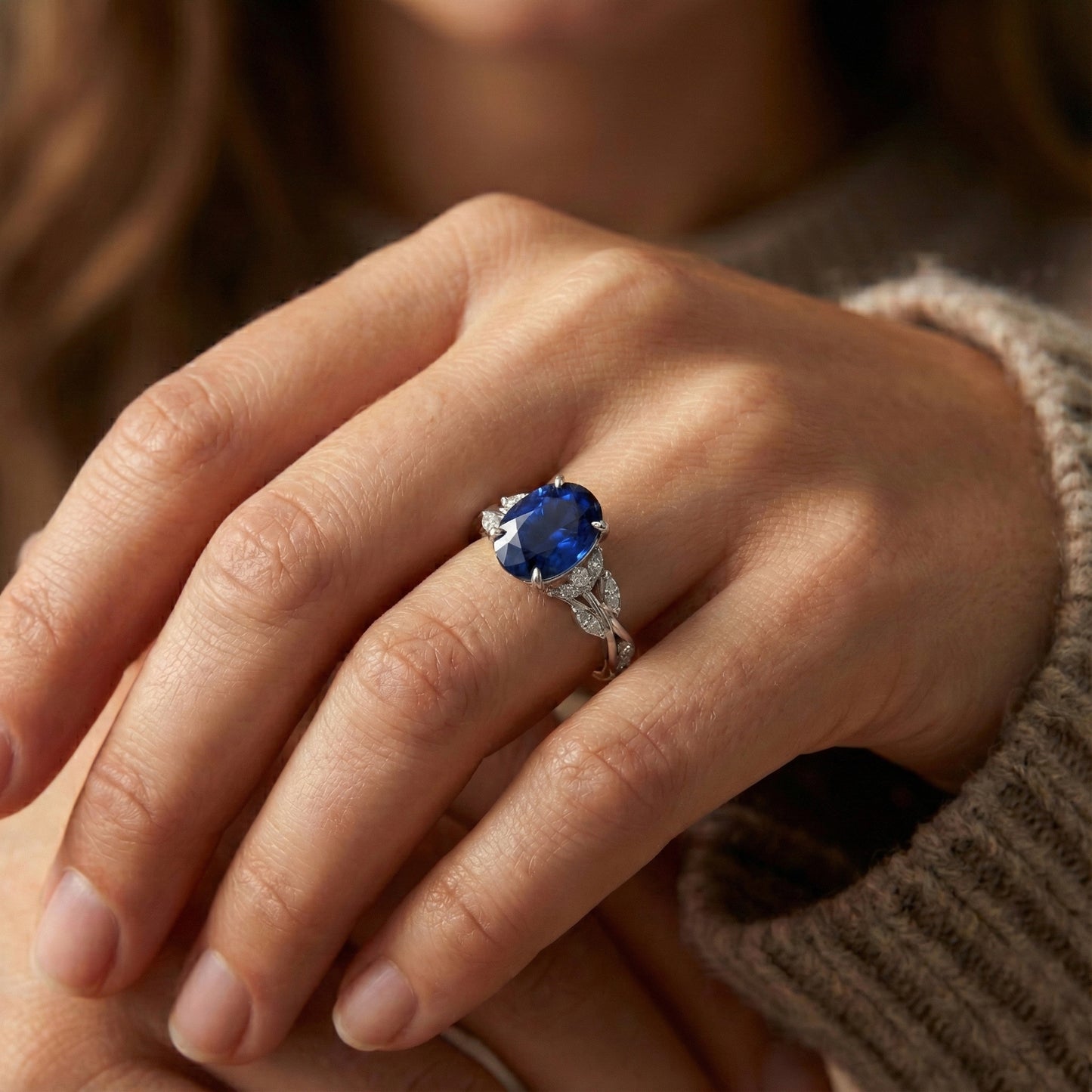 Anello con gemme di diamanti a forma di foglia con zaffiro blu taglio ovale 5 carati