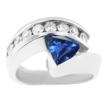 Anello con pietre preziose Trilioni di zaffiri con diamanti 1,50 carati e oro bianco 14K