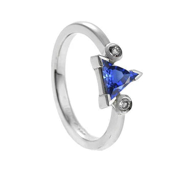 Anello con tre pietre Trillion V Prong Ceylon Sapphire 1,25 con oro bianco 14K