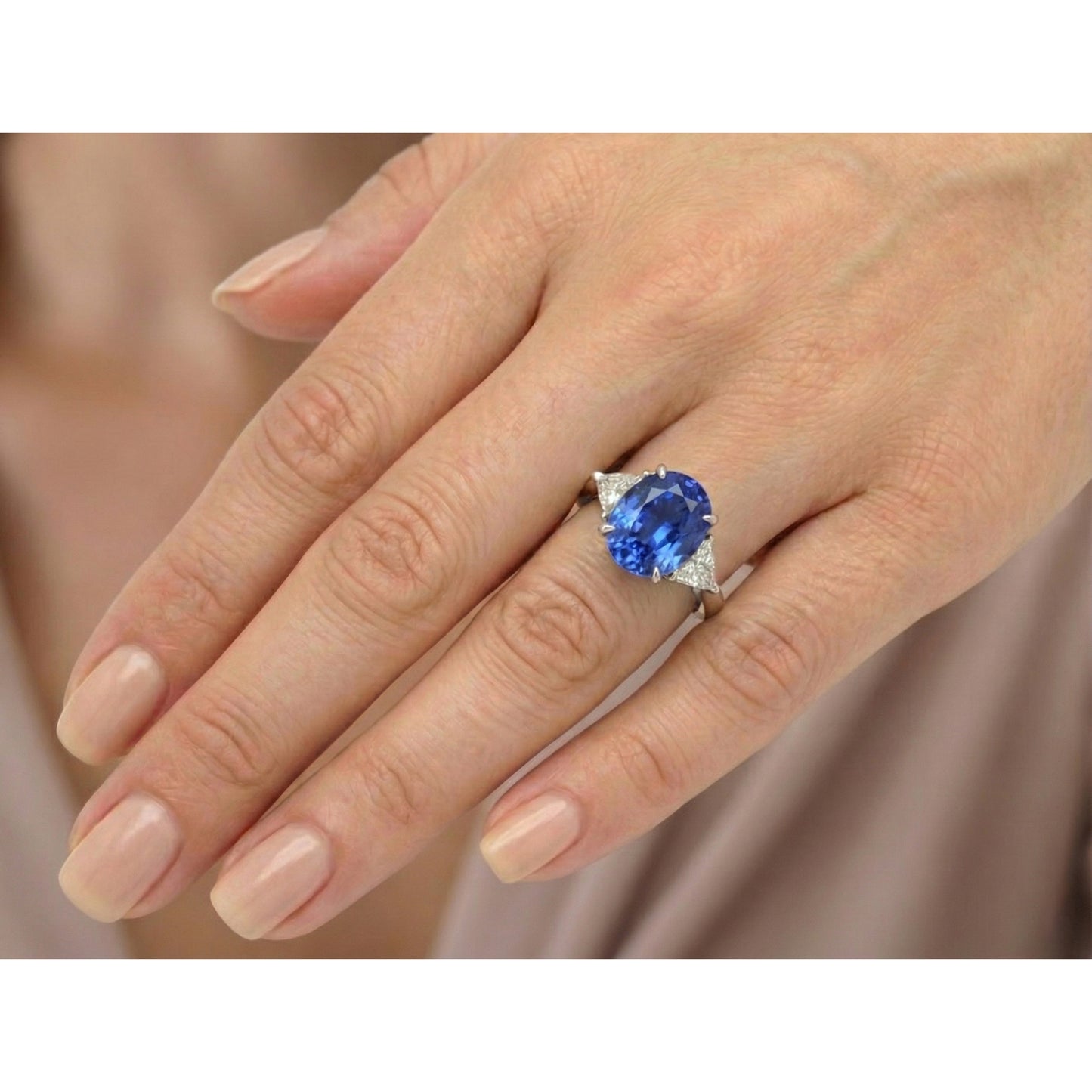 Anello con tre pietre di zaffiro blu ovale e trilioni di diamanti 4.50 carati