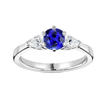 Anello con tre pietre tonde di zaffiro blu e diamanti a forma di pera 1,25 carati con Oro Bianco 14K