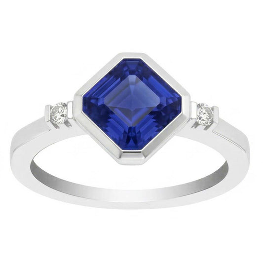Anello con zaffiro Asscher 2,75 carati lunetta con 3 pietre e barretta in oro bianco 14K
