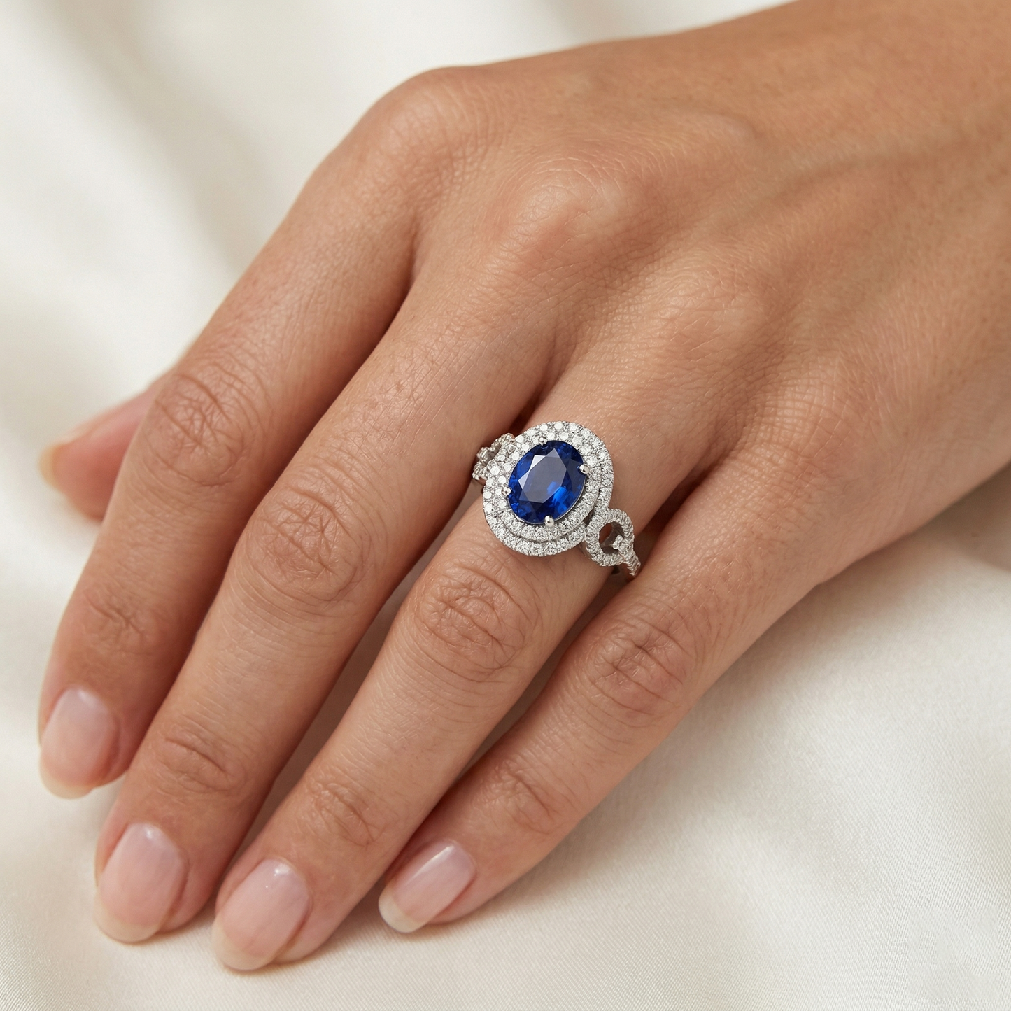 Anello con zaffiro Ceylon ovale 2,75 carati e diamante rotondo in oro bianco 14K
