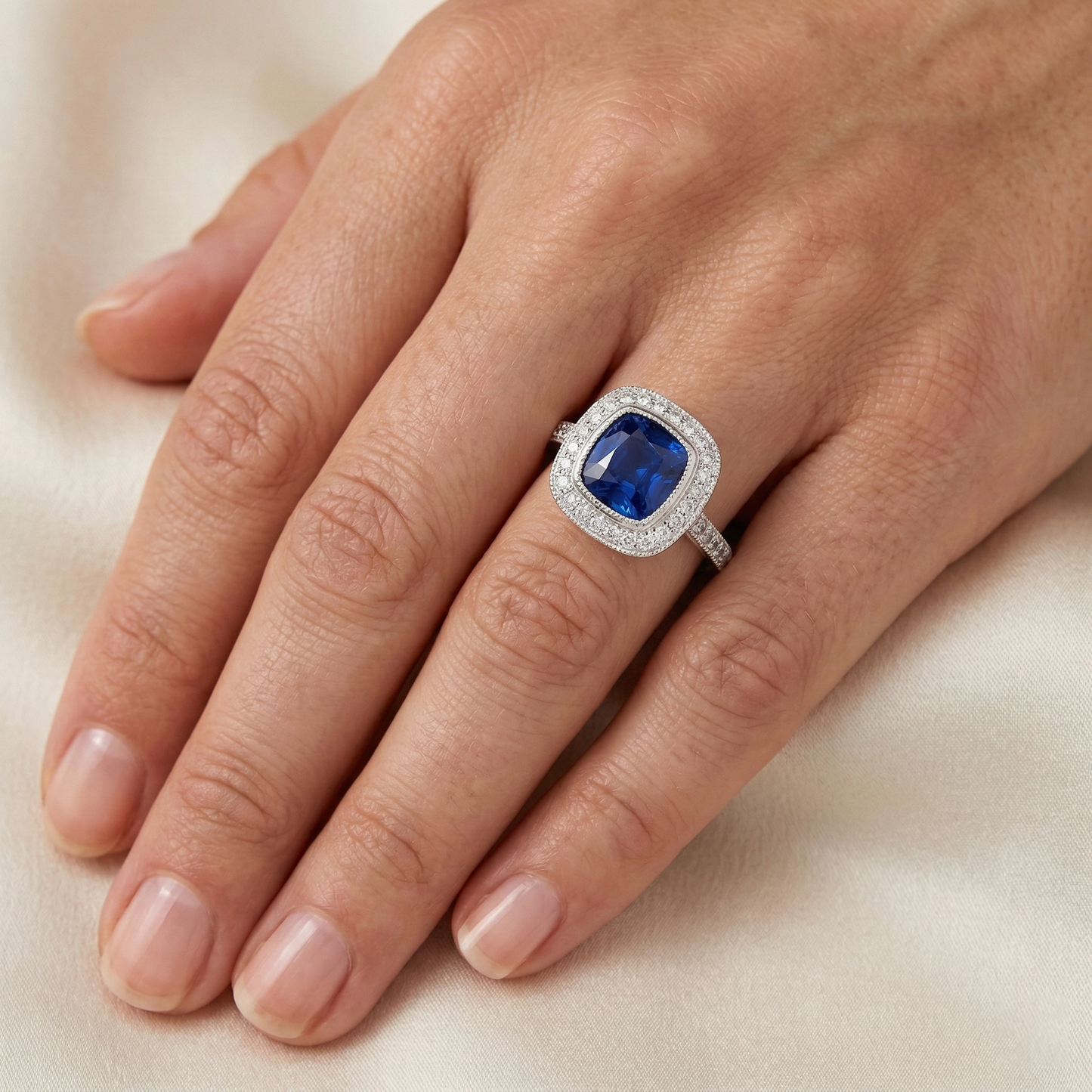 Anello con zaffiro Ceylon taglio cuscino e diamanti da 2 ct. Oro bianco 14K