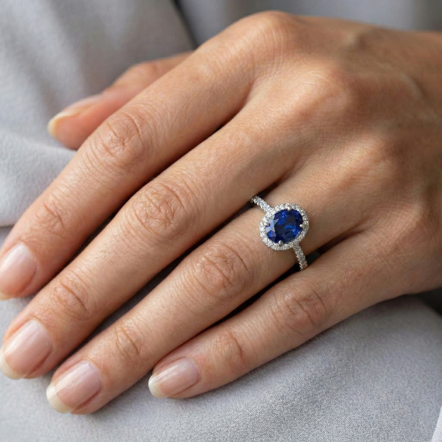 Anello con zaffiro Sri Lacarats ovale 3 carati in oro bianco 14K