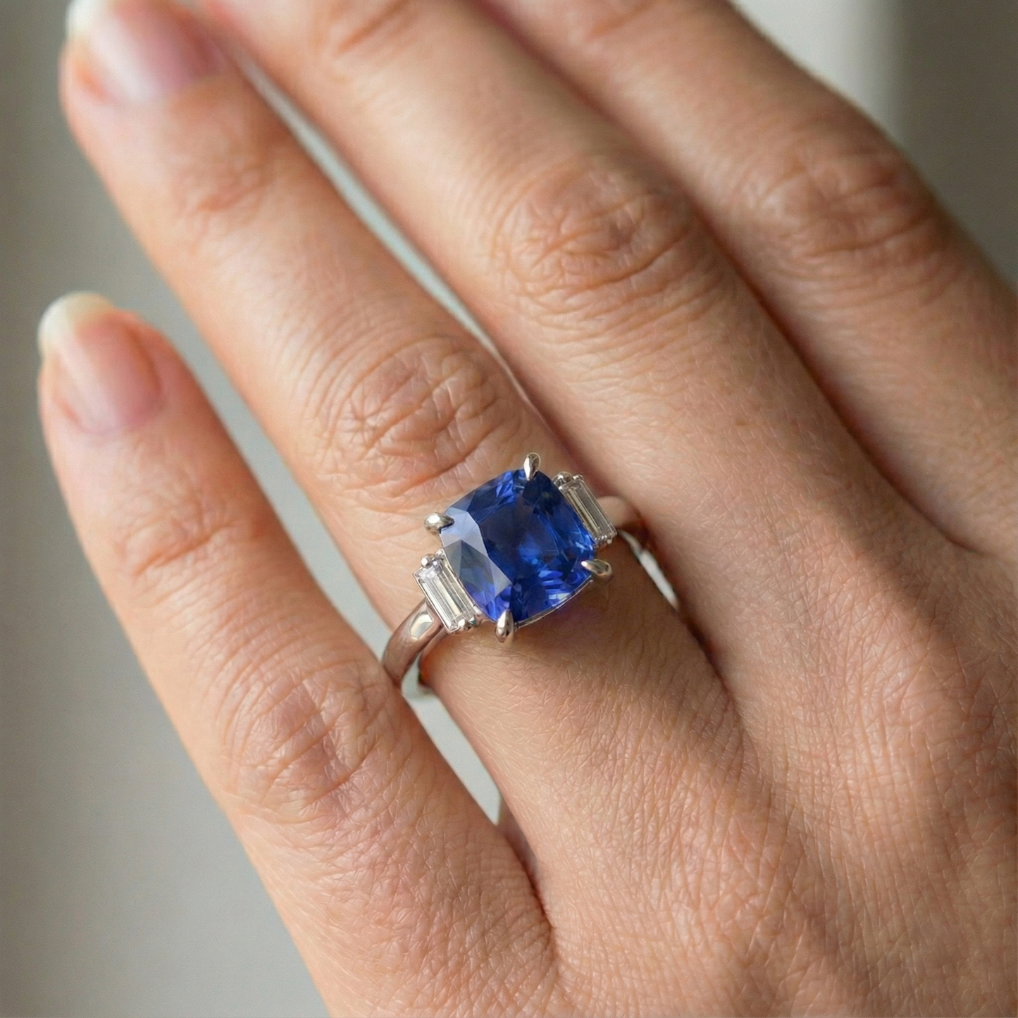 Anello con zaffiro blu 3,25 carati e tre diamanti in oro bianco 14K