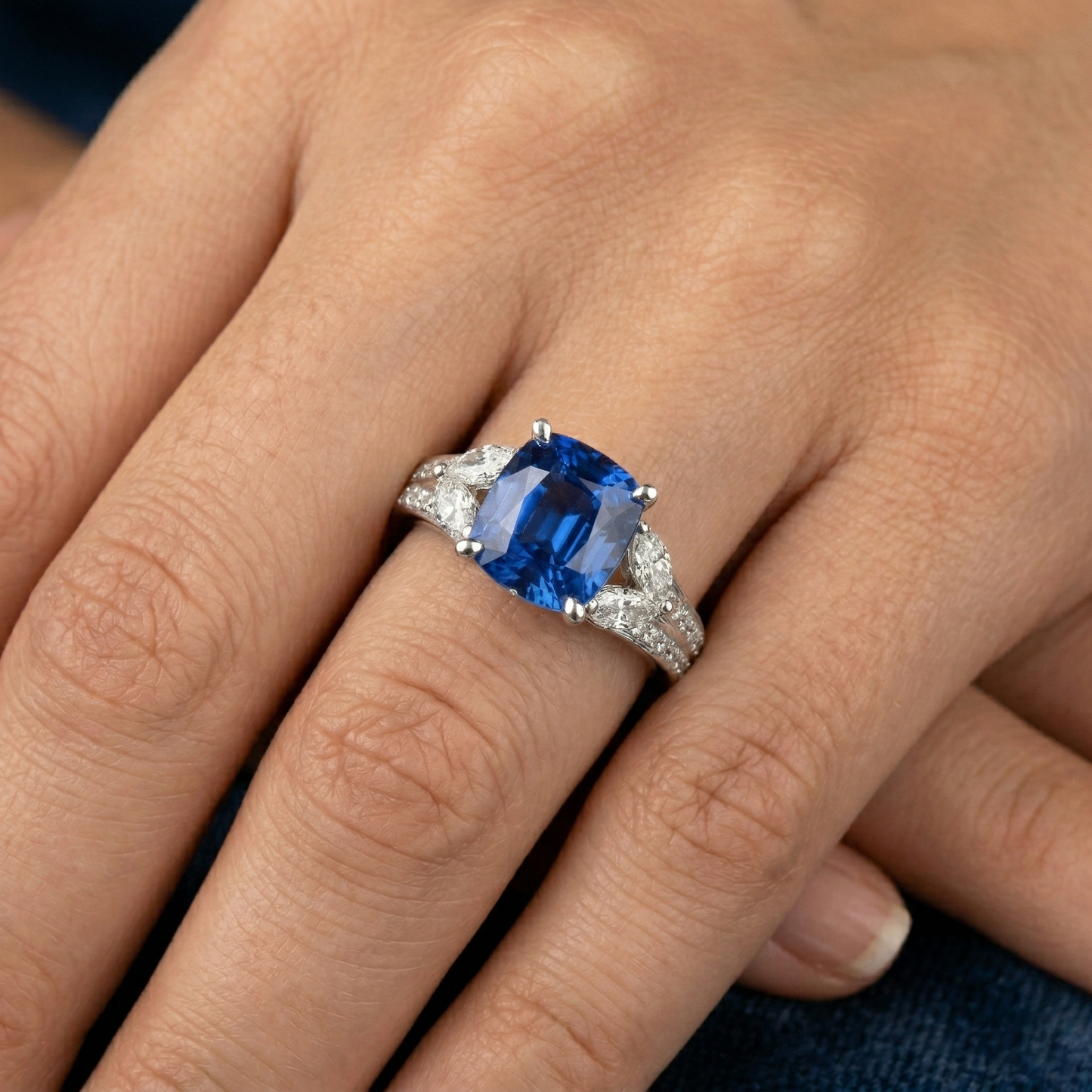 Anello con zaffiro blu Ceylon 5,10 carati e diamanti in oro bianco 14K