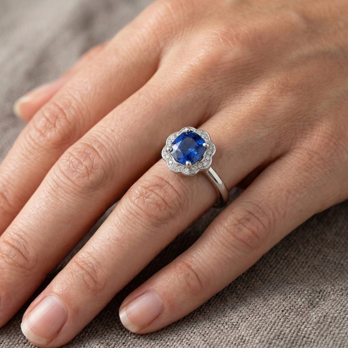 Anello con zaffiro blu cuscino da 1,50 carati e diamante rotondo con oro bianco 14K