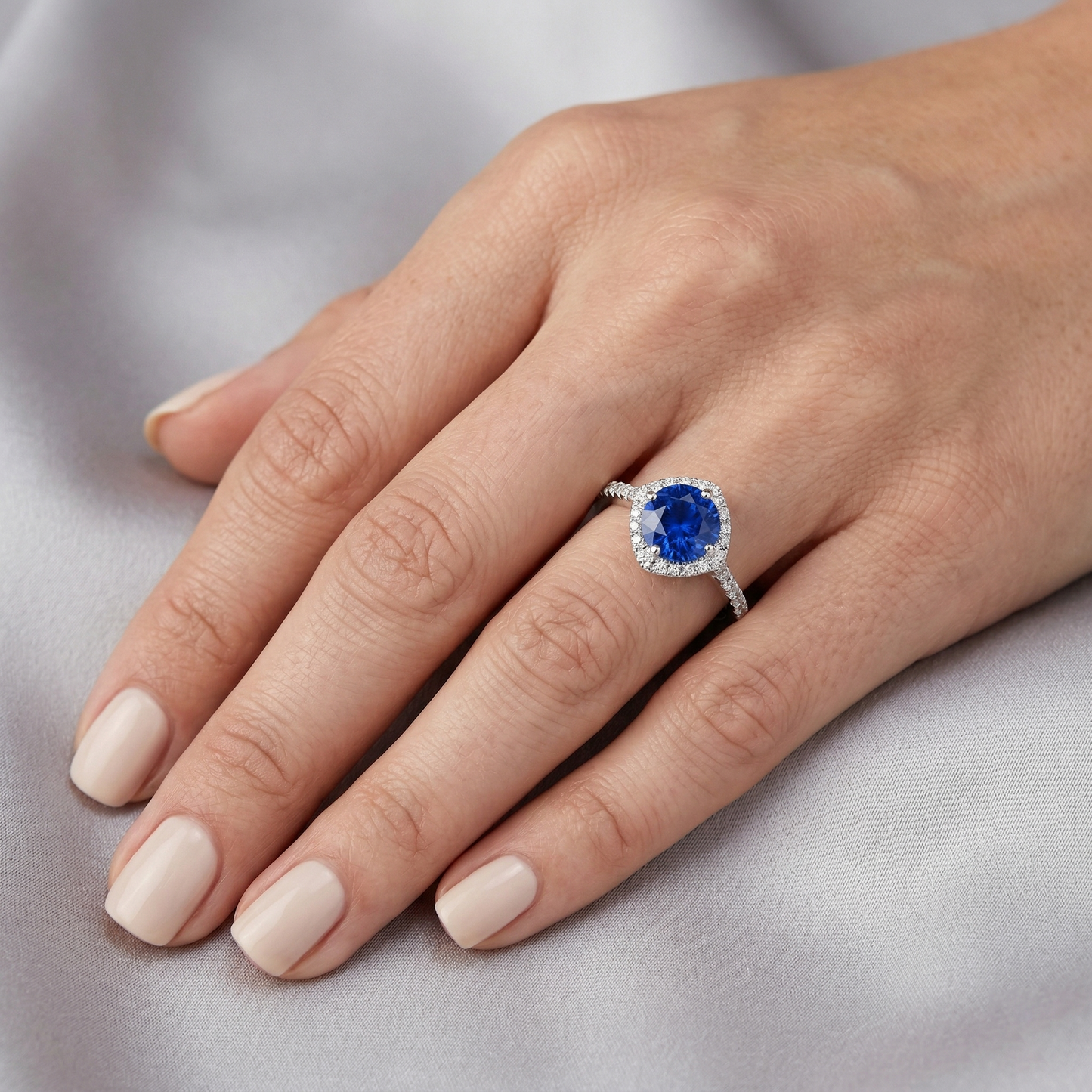 Anello con zaffiro blu dello Sri Lanka a 4 carati e diamante rotondo in oro bianco 14K