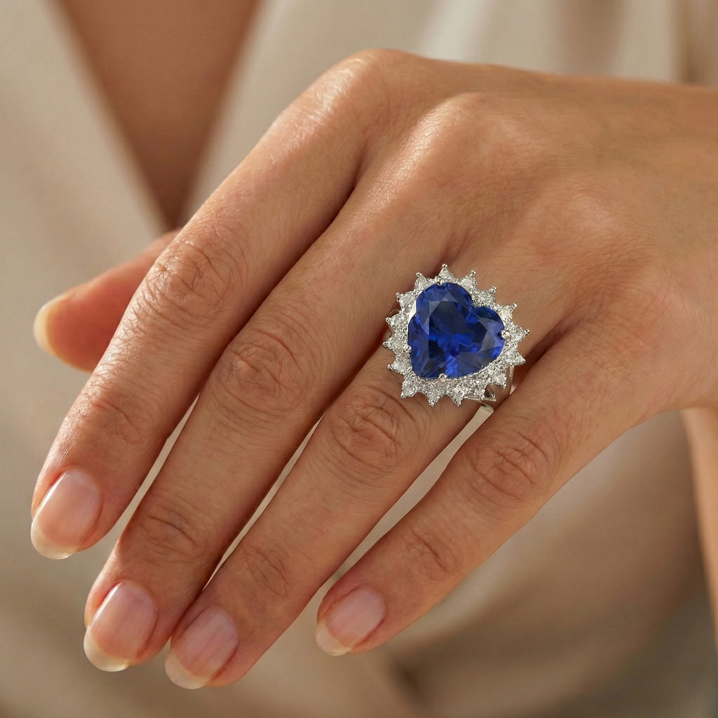 Anello con zaffiro blu dello Sri Lanka e diamanti con cuore da 7,60 ct