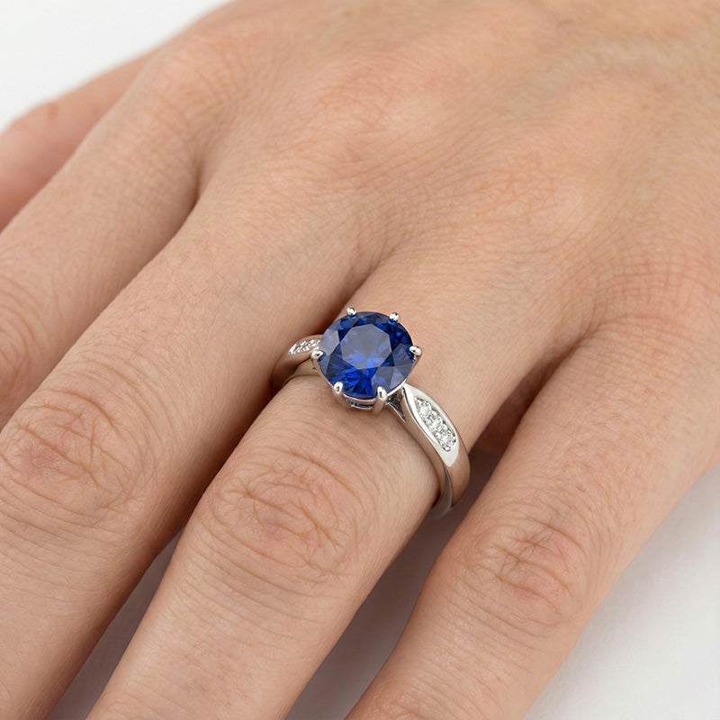Anello con zaffiro blu di Ceylon da 1,80 carati con diamanti in oro bianco 14
