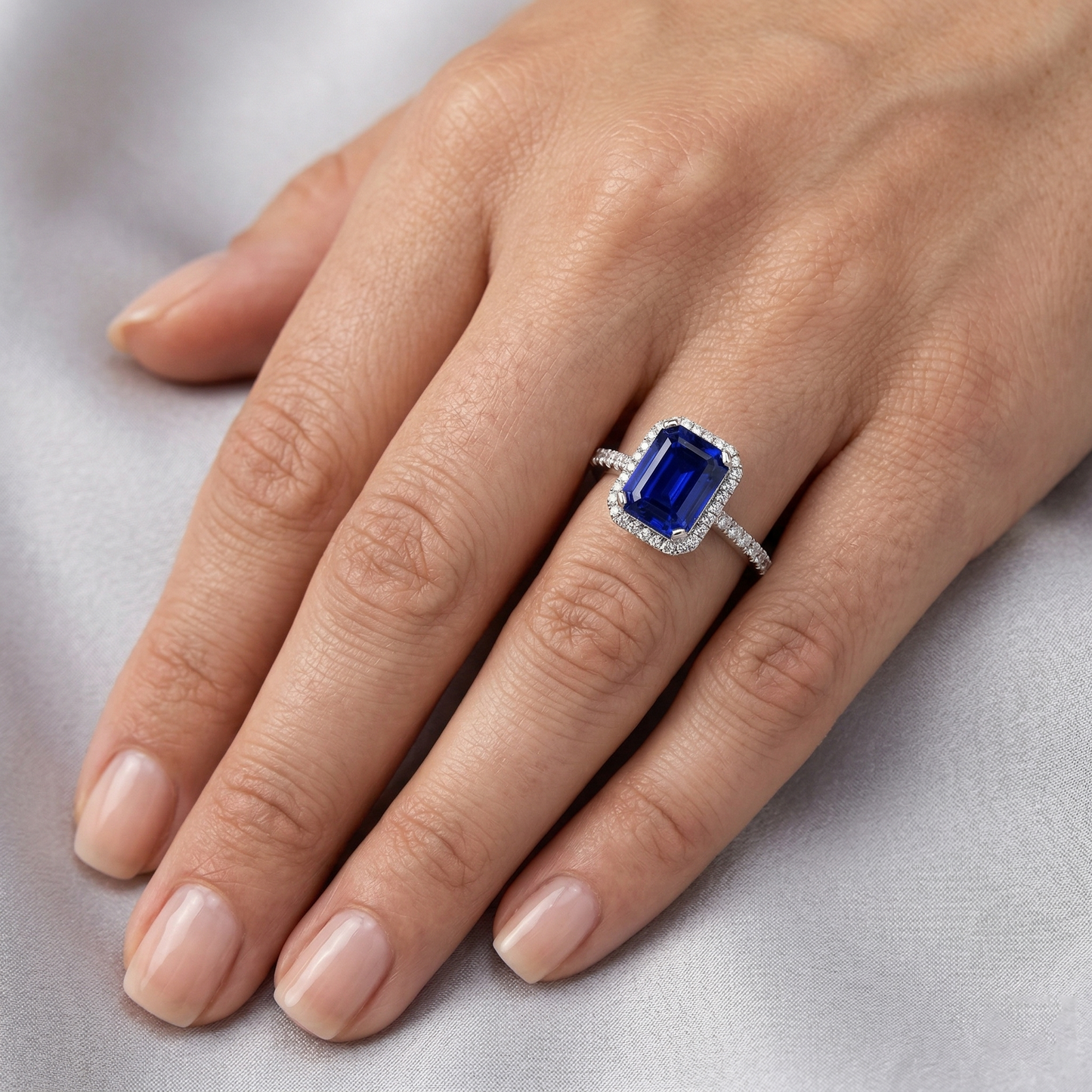 Anello con zaffiro blu di Ceylon da 3,50 carati e diamante in oro bianco 14K