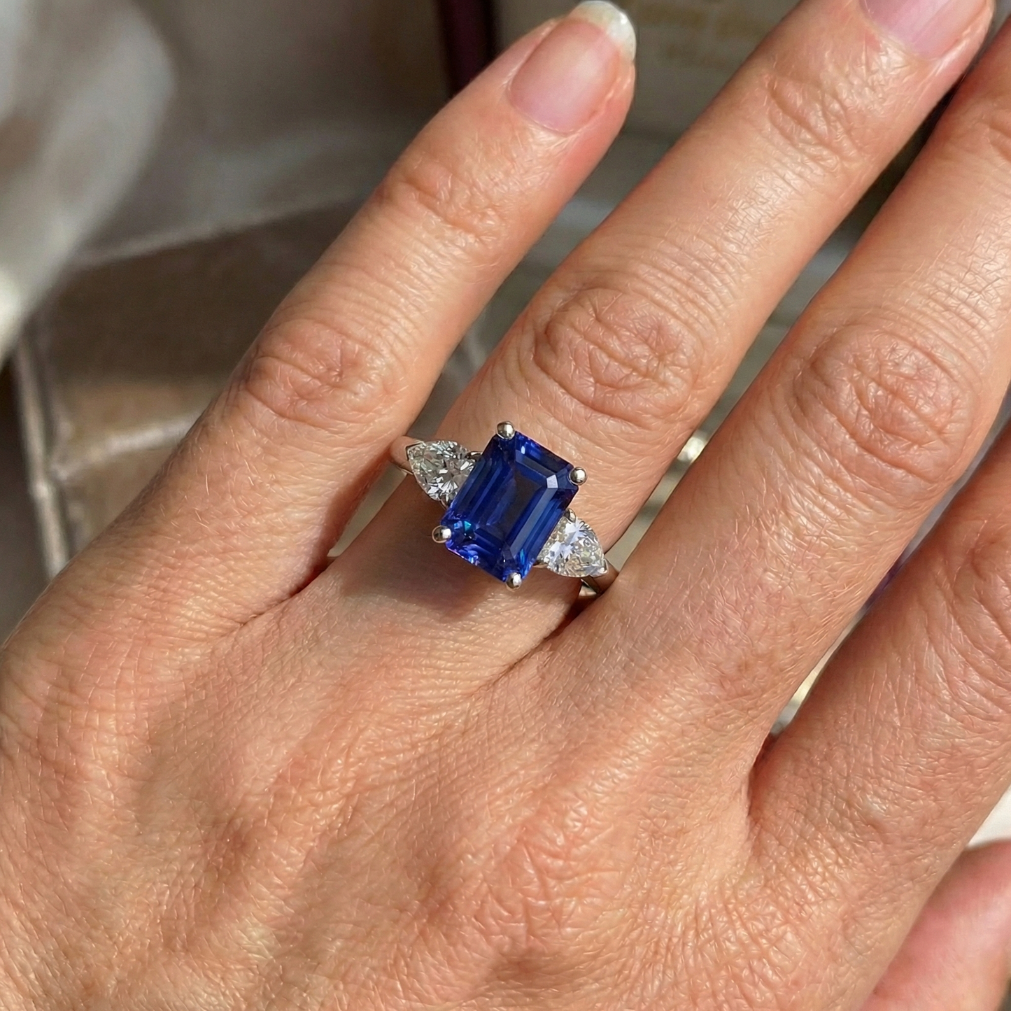 Anello con zaffiro blu pera da 3,50 carati e diamanti Tre gioielli in pietra