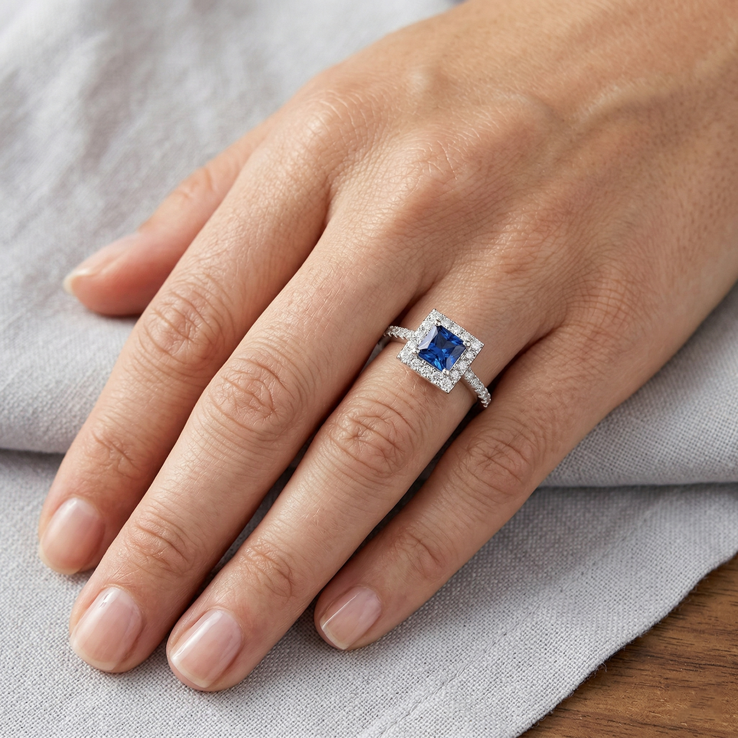 Anello con zaffiro della principessa dello Sri Lanka, oro bianco 2,25 carati 14K
