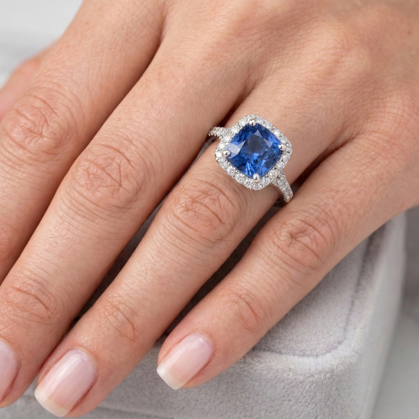 Anello con zaffiro dello Sri Lanka a cuscino da 4,10 carati e diamanti tondi in oro bianco 14K