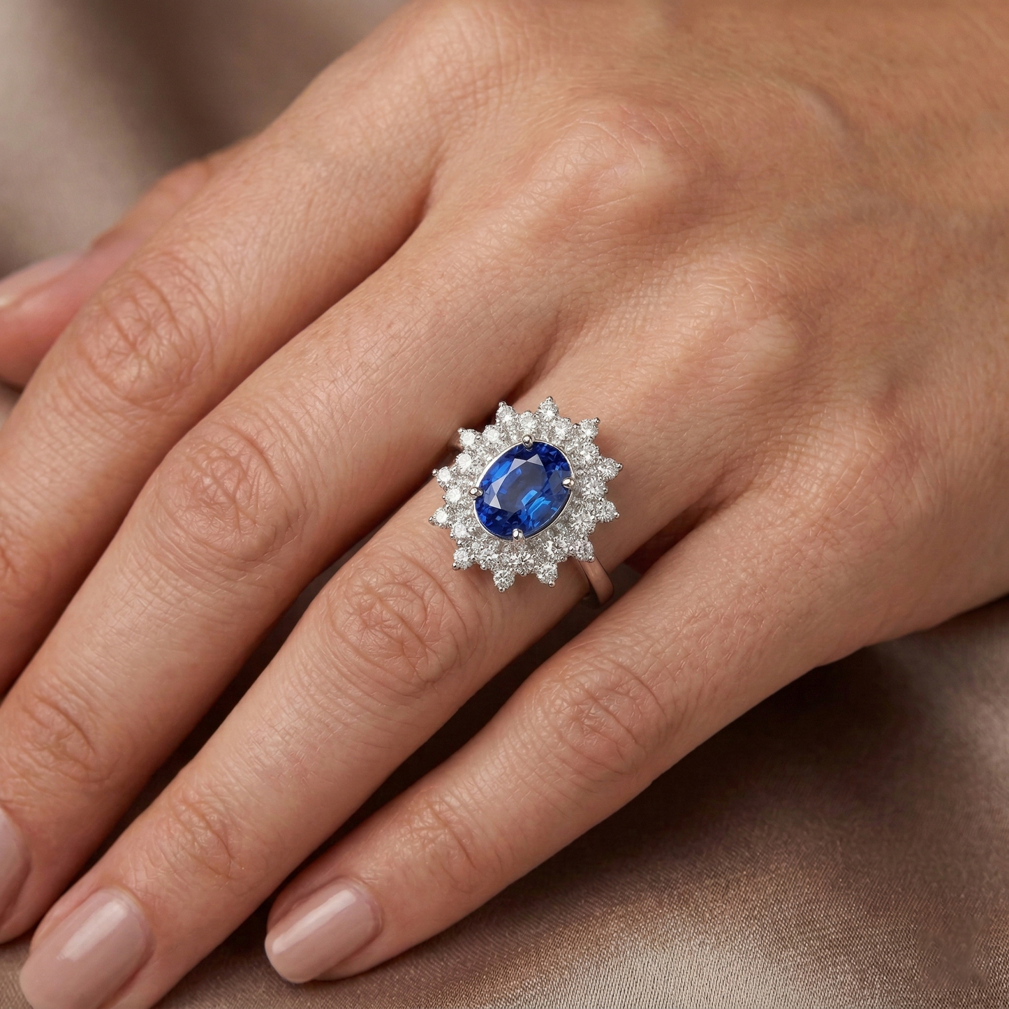 Anello con zaffiro dello Sri Lanka da 3,75 carati e diamante in oro bianco 14K