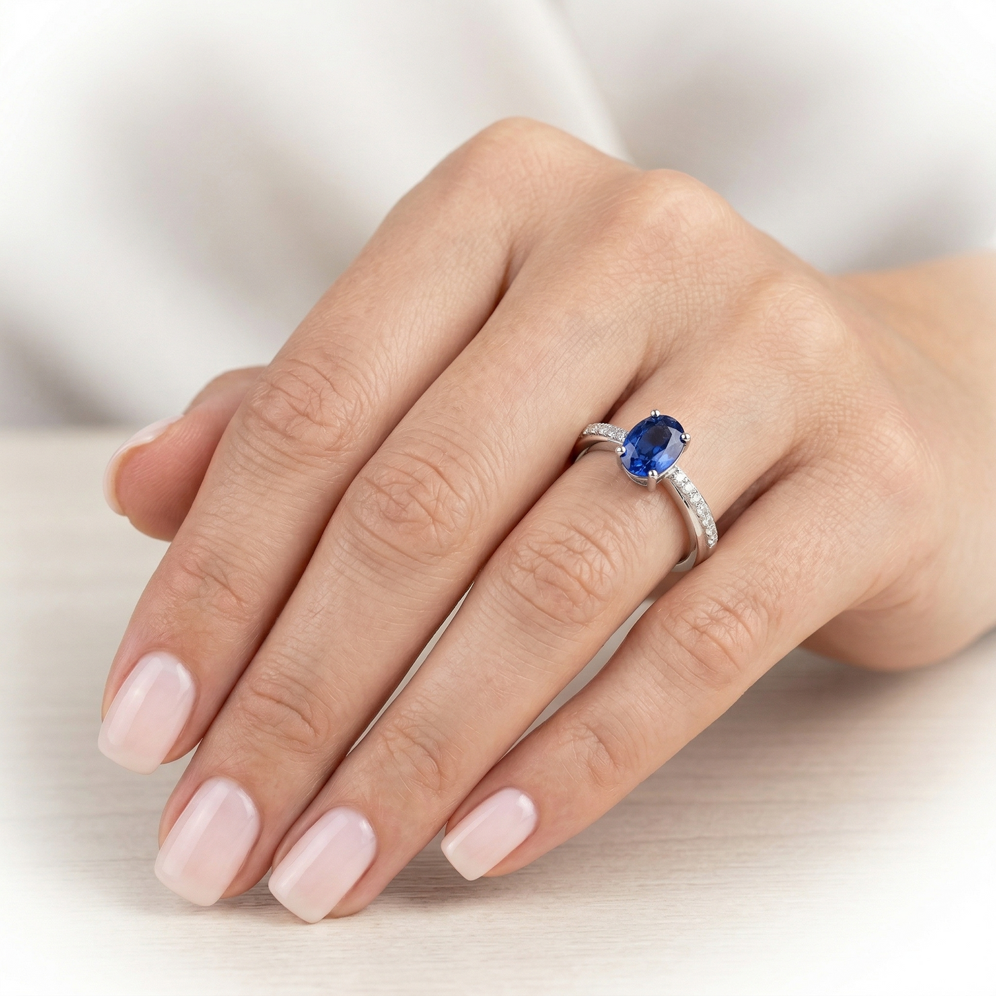 Anello con zaffiro dello Sri Lanka taglio ovale da 2,30 carati e diamanti tondi in G bianco 14K