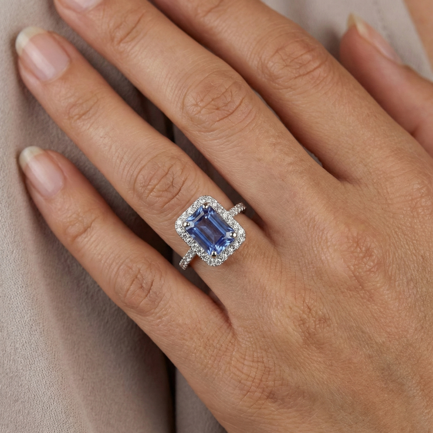 Anello con zaffiro di Ceylon 4 carati con diamanti in oro bianco 14 kt