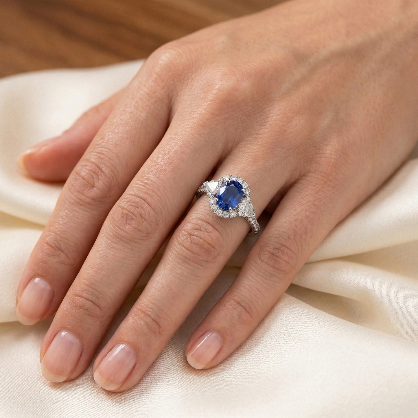 Anello con zaffiro di Ceylon 4 carati e diamanti in oro bianco 14K