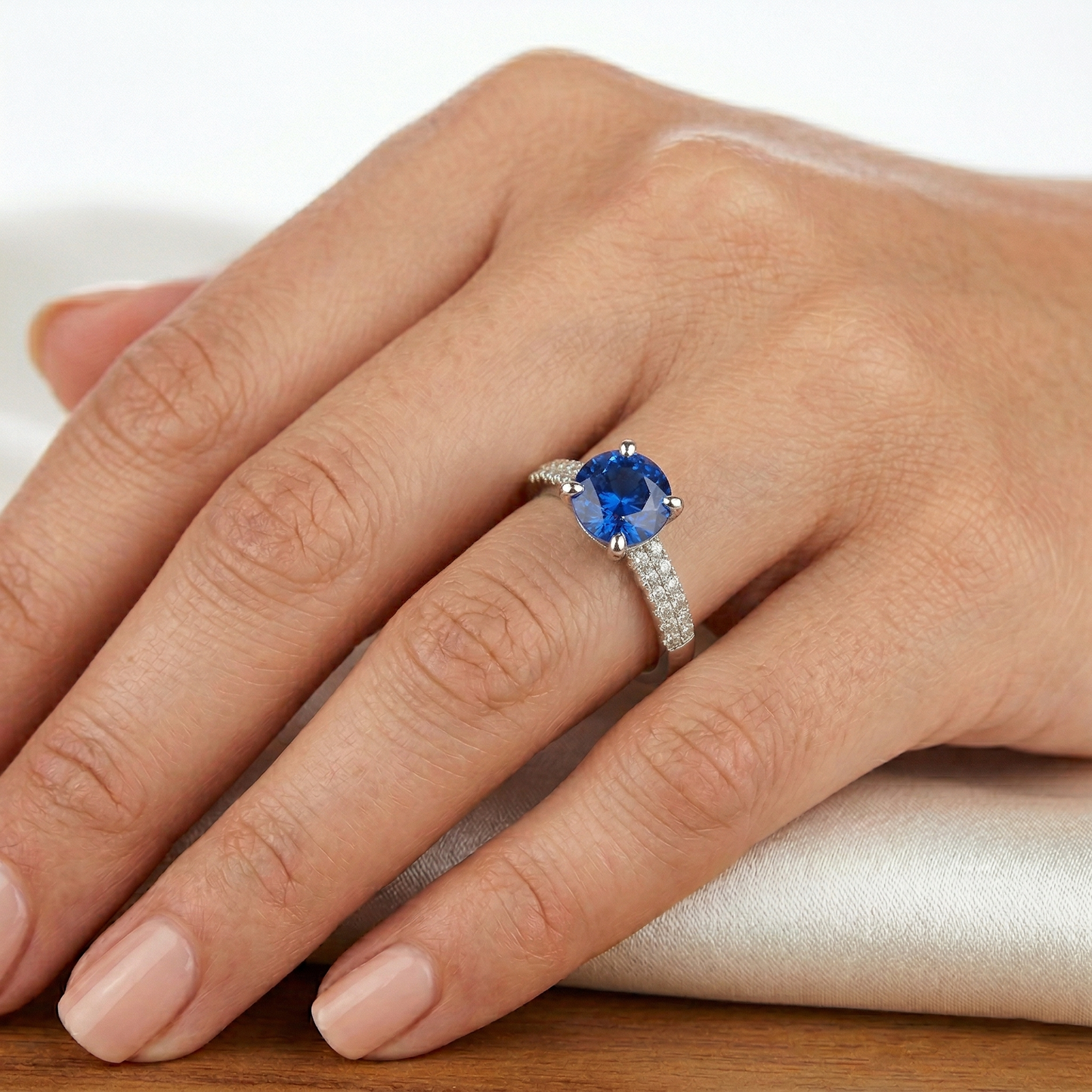 Anello con zaffiro di Ceylon da 3,50 carati e diamanti taglio rotondo incastonati con ganasce WG in oro bianco 14K