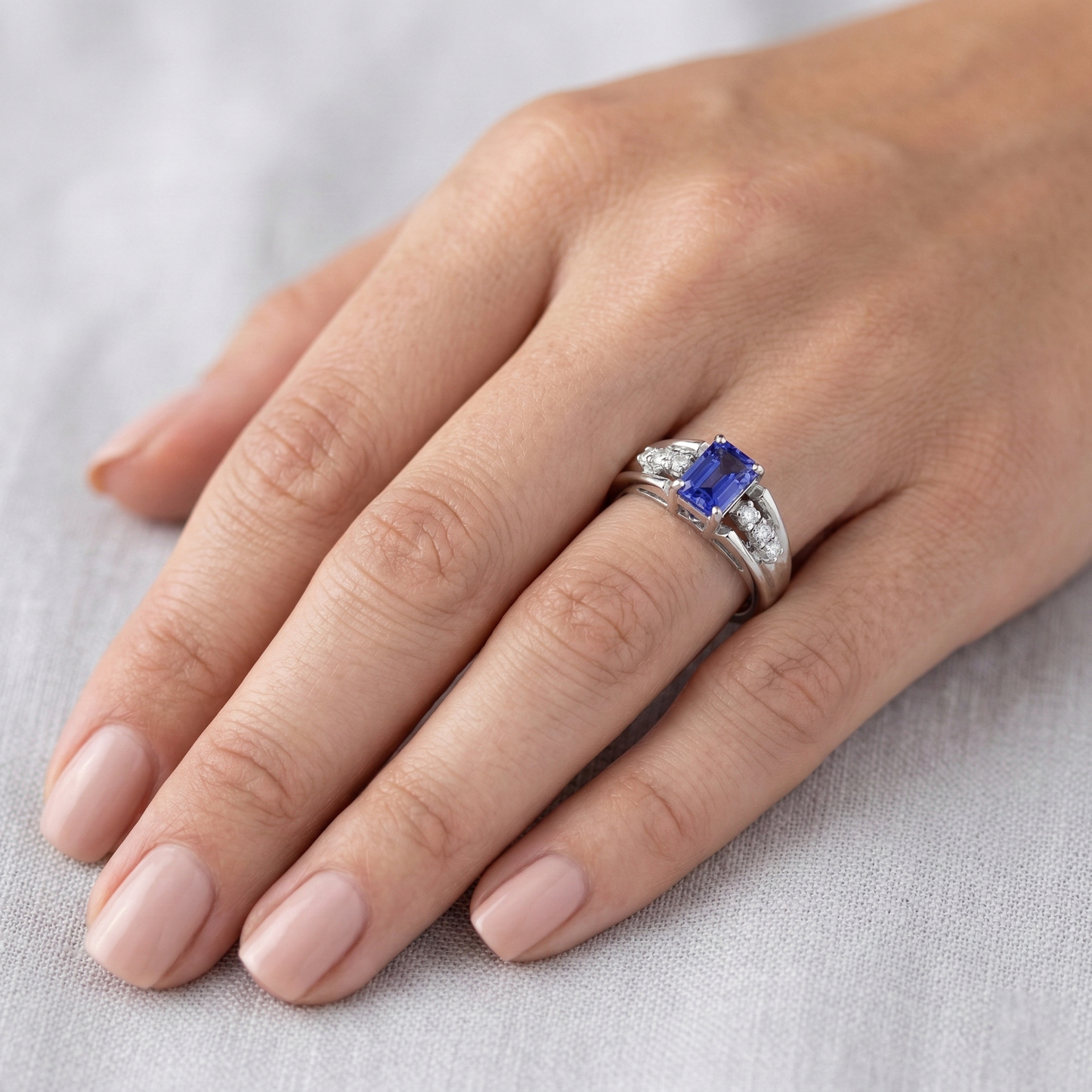 Anello con zaffiro di Ceylon taglio smeraldo con diamanti tondi da 1,30 ct