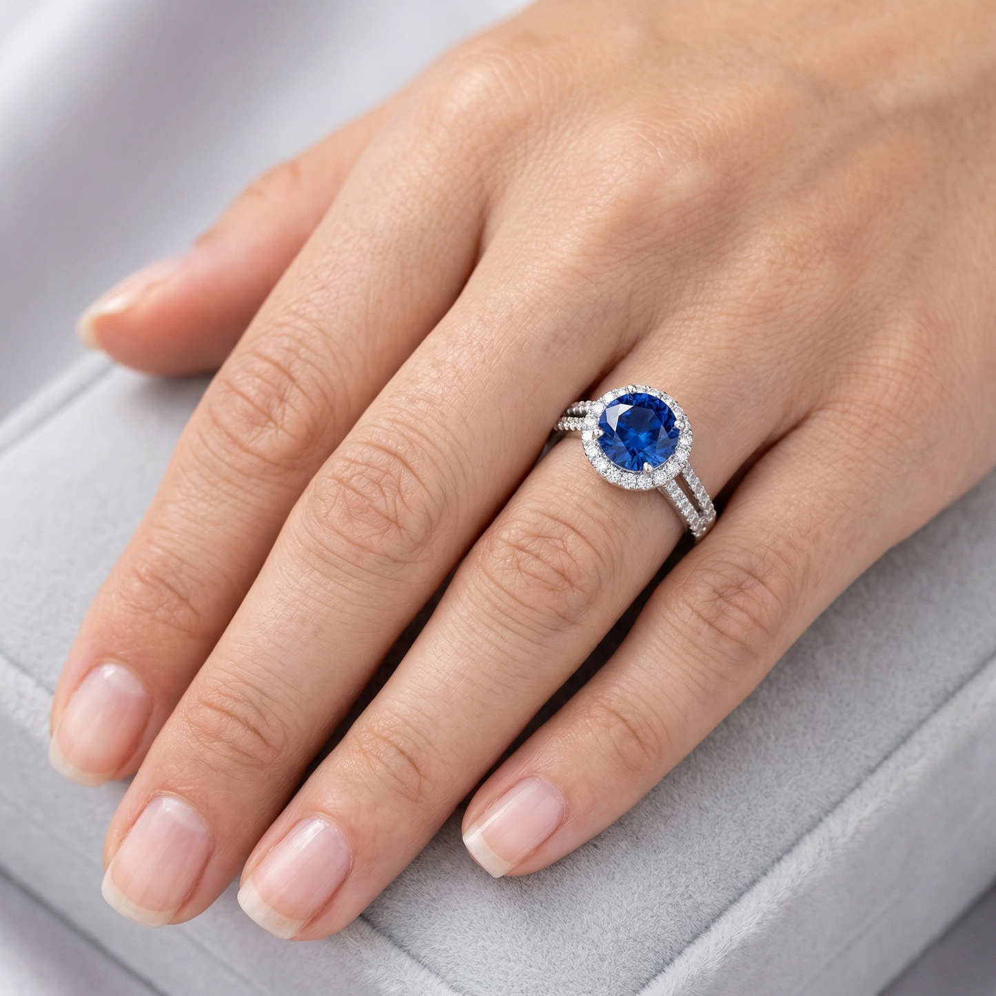 Anello con zaffiro di Ceylon tondo 5 carati con diamanti in oro bianco 14k