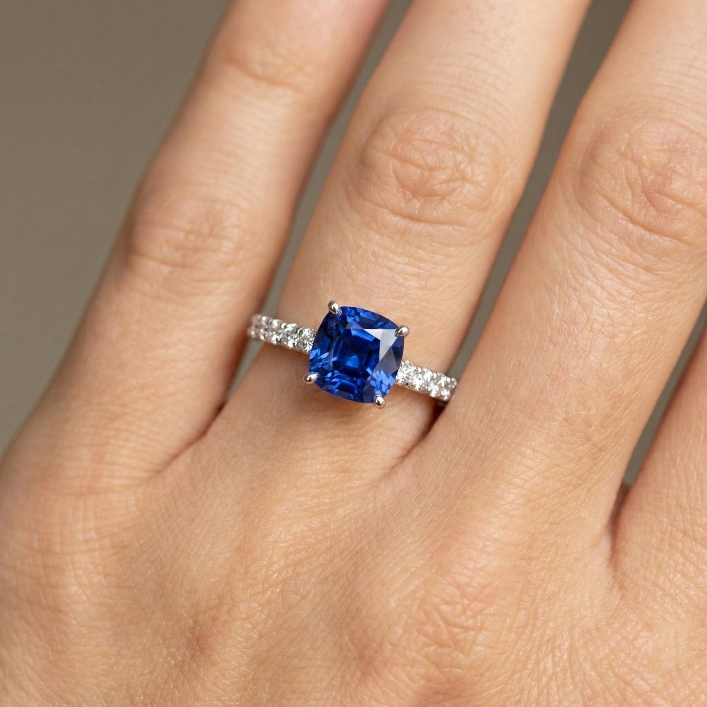 Anello con zaffiro taglio cuscino con pietre preziose. 2.50 carati. diamanti incastonati a coda di pesce