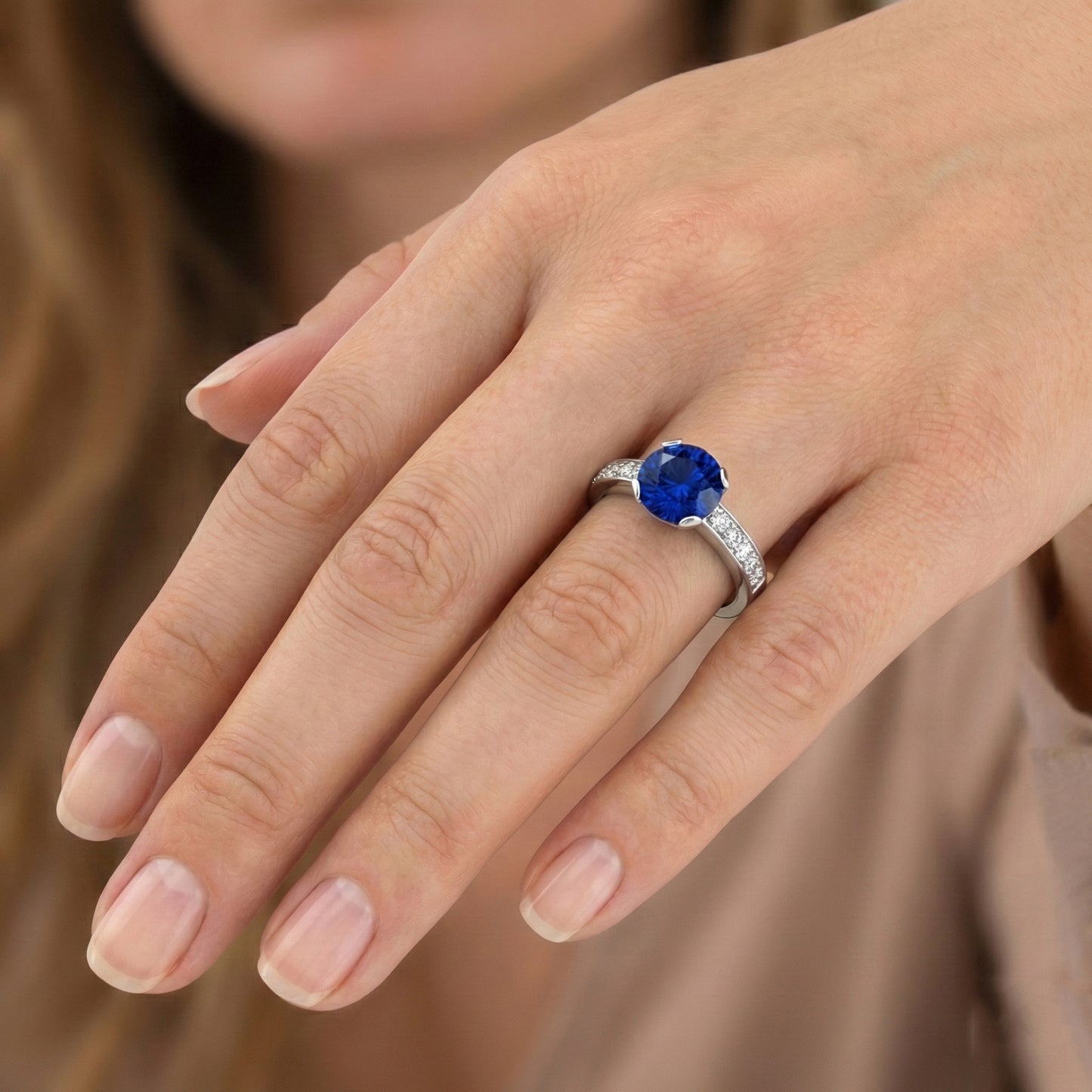 Anello con zaffiro tondo dello Sri Lanka da 3,25 carati e diamanti in oro bianco 14K