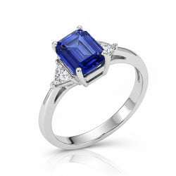 Anello da donna con tre diamanti e smeraldo. zaffiro dello Sri Lanka. 7 carati