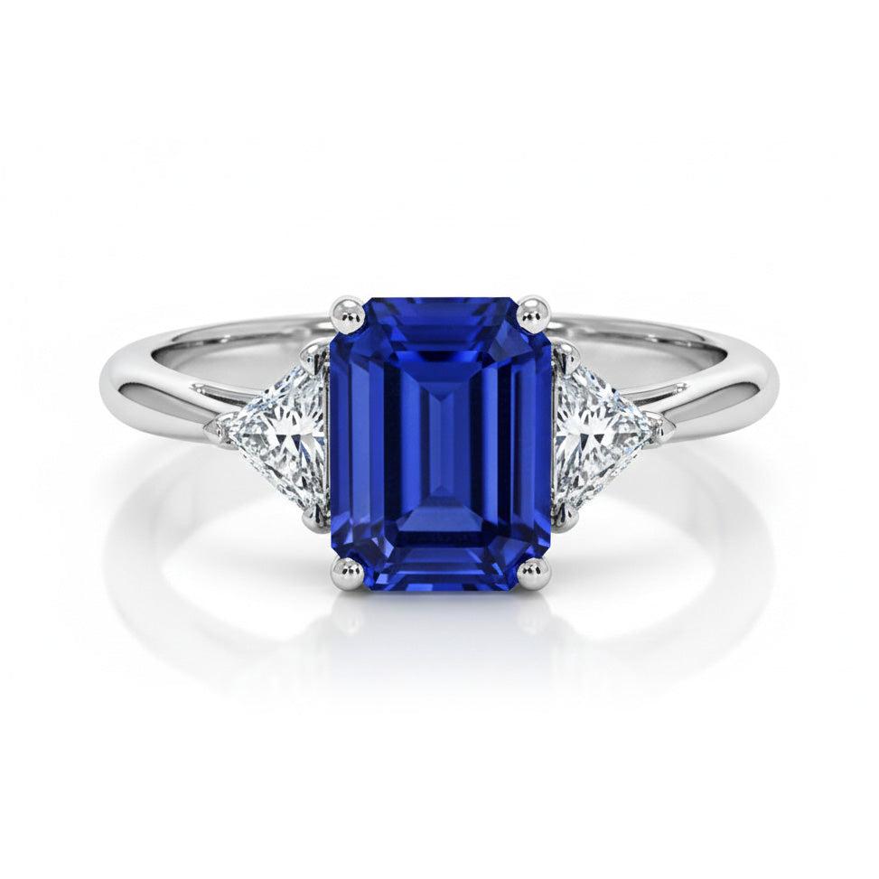 Anello da donna con tre diamanti e smeraldo. zaffiro dello Sri Lanka. 7 carati