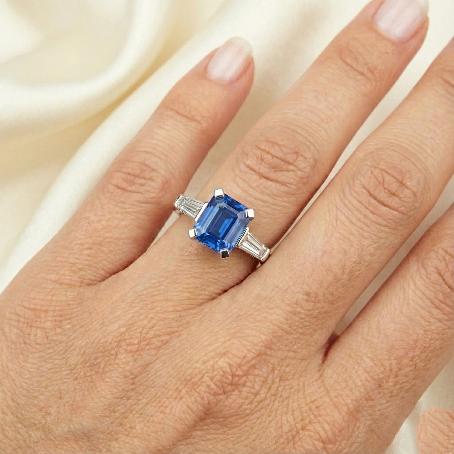 Anello da donna in oro 3 pietre con zaffiro blu smeraldo e baguette 3.50 carati